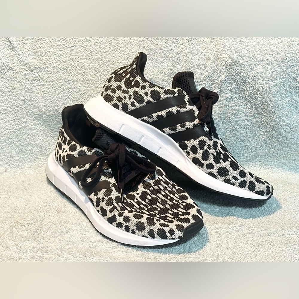 Women's Adidas Swift Run Sneaker Leopard Print Size 9 EUC
